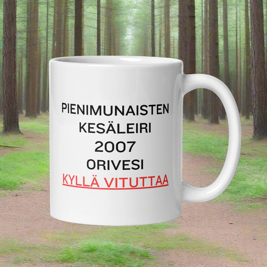 Hauska kahvikuppi, jossa teksti Pienimuhaisten kesäleiri 2007 Orivesi ja Kyllä vituttaa