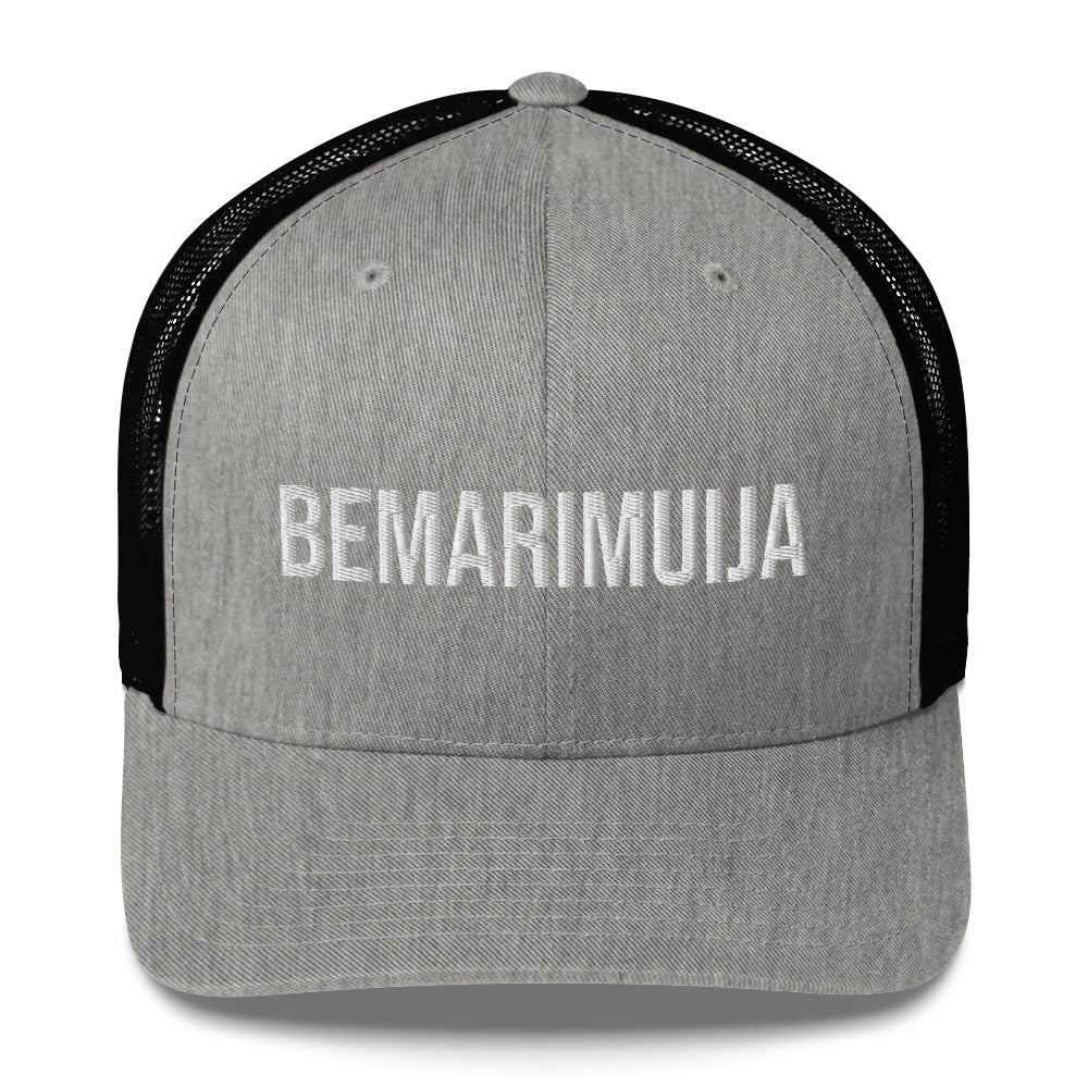 Hauska lippis harmaalla ja mustalla värillä, jossa on BEMARIMUIJA-tekstipainatus edessä