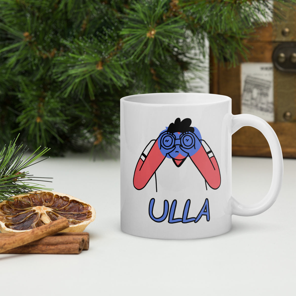 Hauska Ulla muki, jossa on värikäs Ulla-hahmo kiikarit kädessä