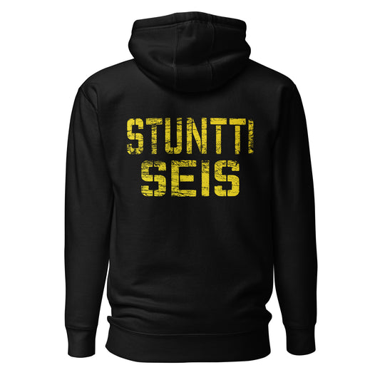 Musta huppari selkäprintillä, jossa keltainen teksti 'STUNTTI SEIS'.