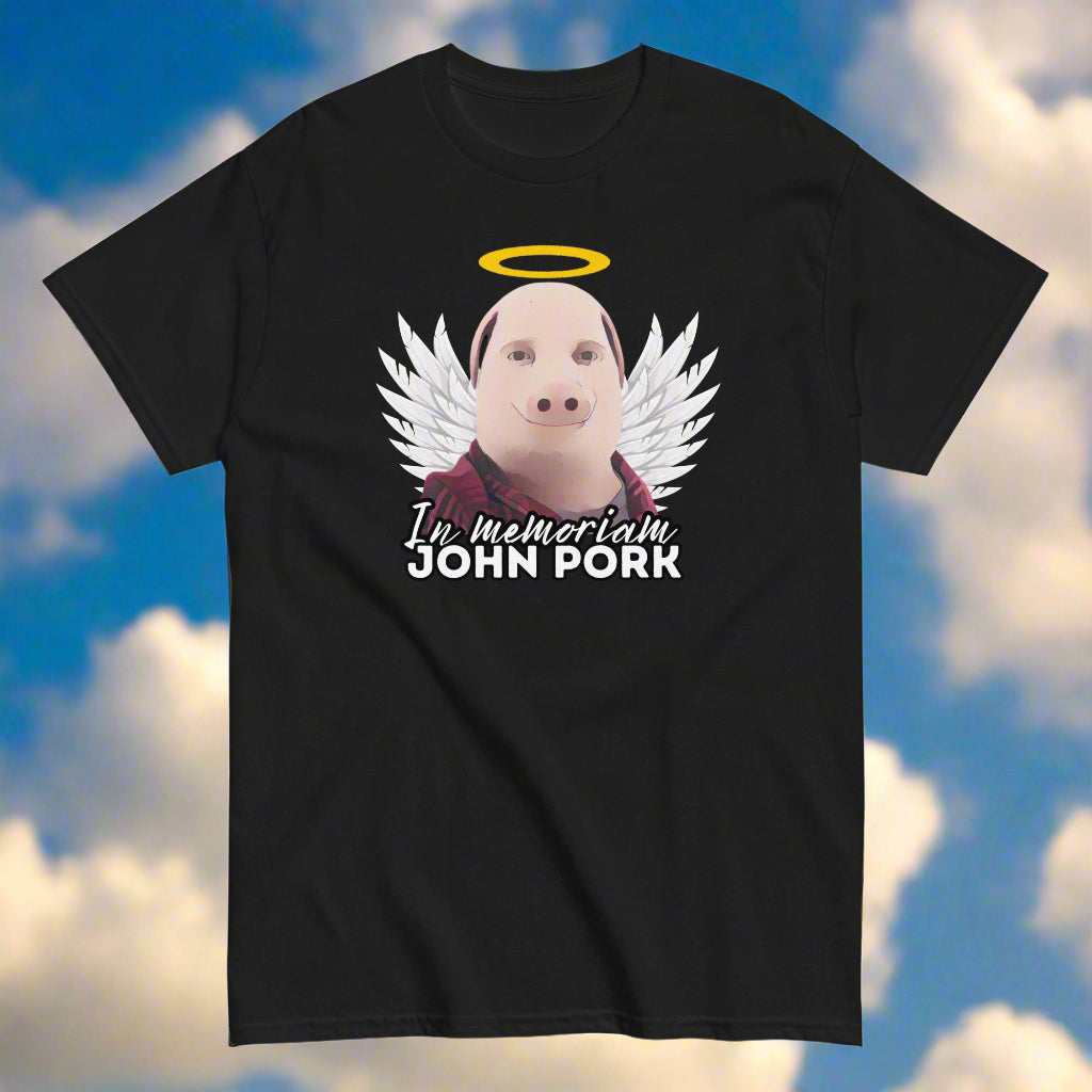 Mustat John Pork t-paita siivekkäällä sian kuvalla ja tekstillä I’m memoriam JOHN PORK