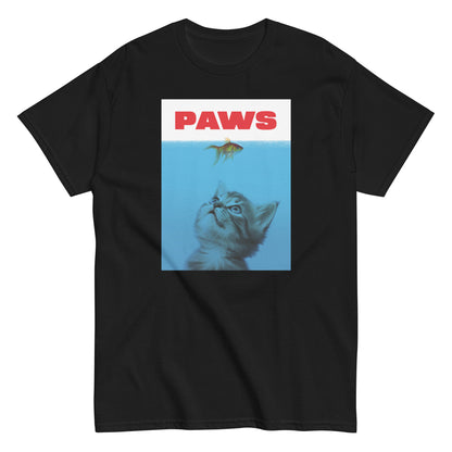 Meemirottan "Paws T-Paita" on punainen T-paita, jossa on parodia ikonisesta "Jaws" -julisteesta, jossa "PAWS" lihavoituin kirjaimin. Tekstin alapuolella on humoristisen käänteen kuva vedenalaisen kissanpennun näkemisestä pientä kultakalaa kohti. Se sopii täydellisesti niille, jotka pitävät hauskat payatista ja nauttivat leikkisän huumorin lisäämisestä meemivaatteet mallistoonsa.