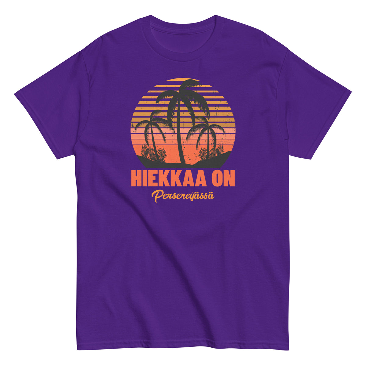 Meemirottan "Hiekkaa On T-Paita" on valkoinen T-paita, jossa on retro-tyylinen palmukuvio oranssia auringonlaskua vasten, ja lihavoitu oranssi ja keltainen kirjaimilla kirjoitetaan "Hiekkaa on Perseessä". Se on ihanteellinen valinta hauskat payatin ystäville.