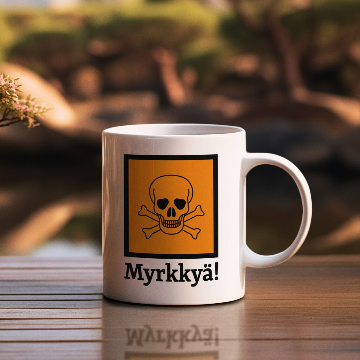 Meemirottan Myrkkyä Mukissa on keltainen pääkallo- ja ristiluun symboli, jossa lukee "Myrkkyä!" kirjoitettu mustalla, joten se on hauska lisä kokoelmaasi. Tämä valkoinen muki sopii mainiosti hauskat vaatteiden ystäville, ja se näkyy puupinnalla pehmeästi hämärällä luonnollisella taustalla.