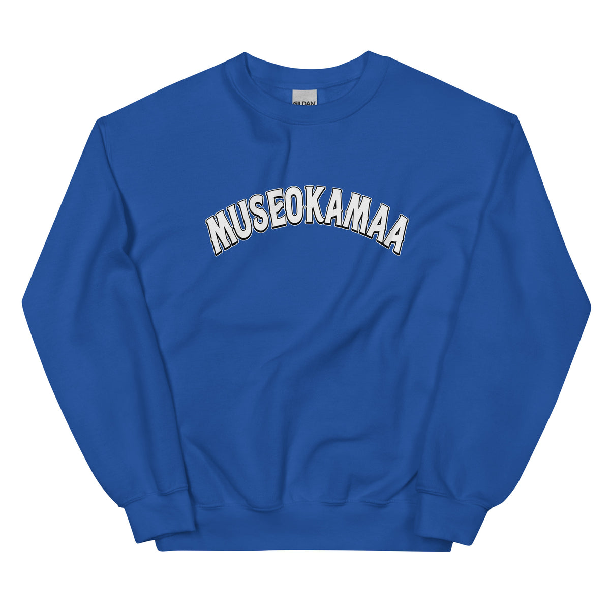Meemirotta college-paita kirkkaansinisessä värissä, päällä MUSEOKAMAA-logo