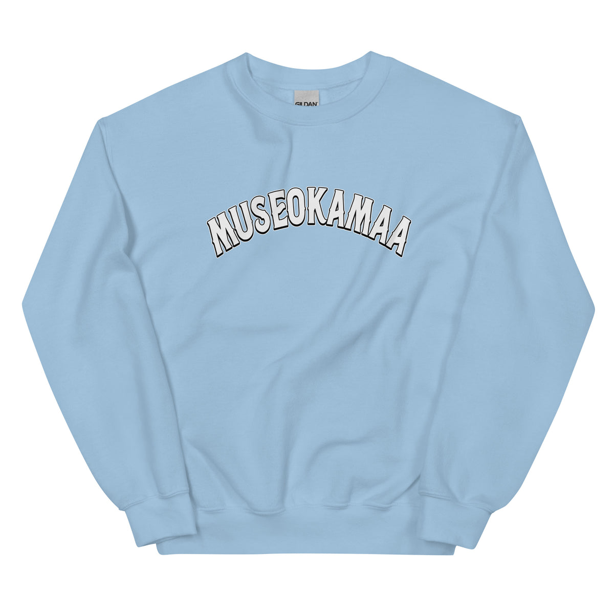 Vaaleansininen college-paita Meemirotta tuotemerkiltä, jossa on MUSEOKAMAA-teksti edessä