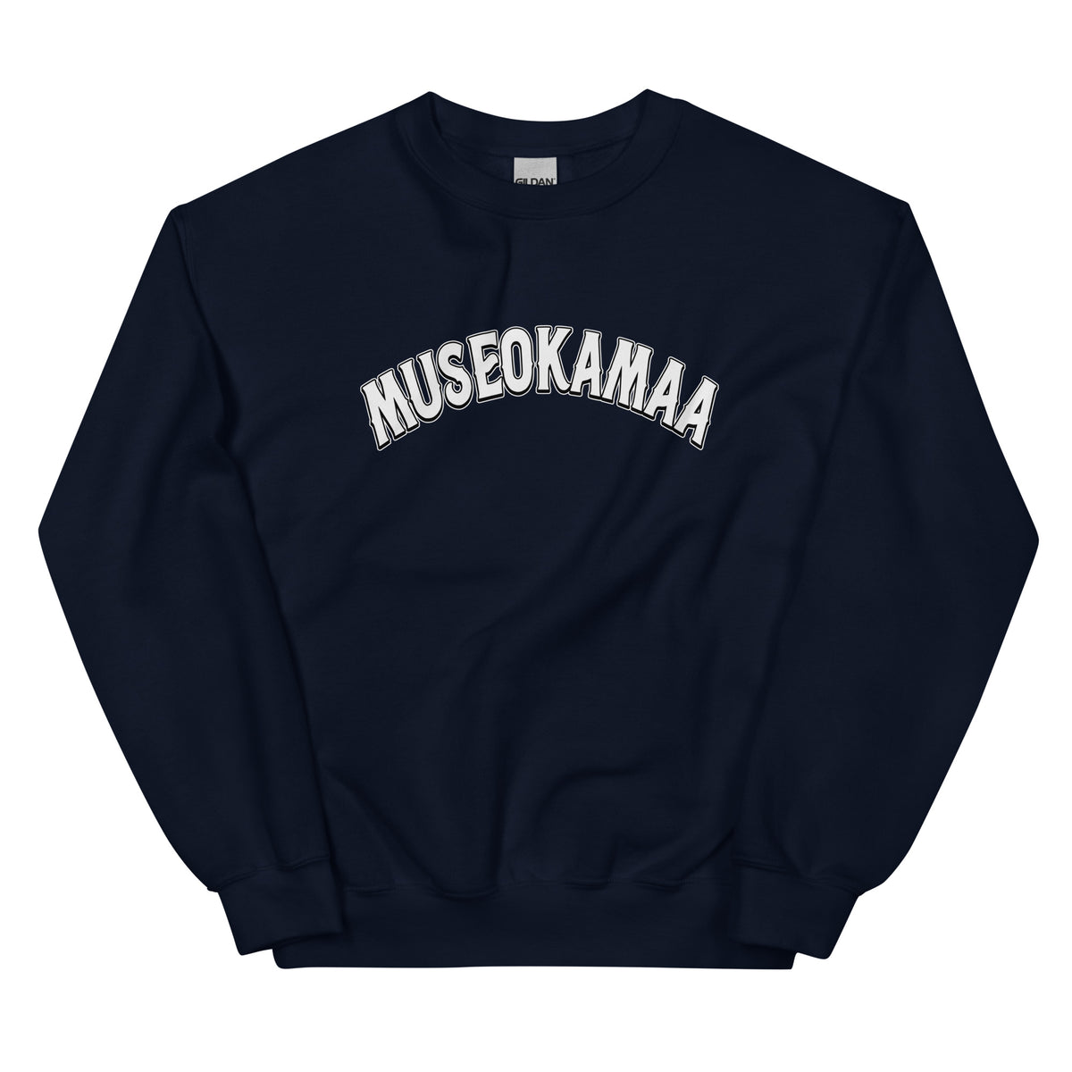 Tummansininen college-paita Meemirotta merkiltä, jossa on MUSEOKAMAA-tulostus edessä