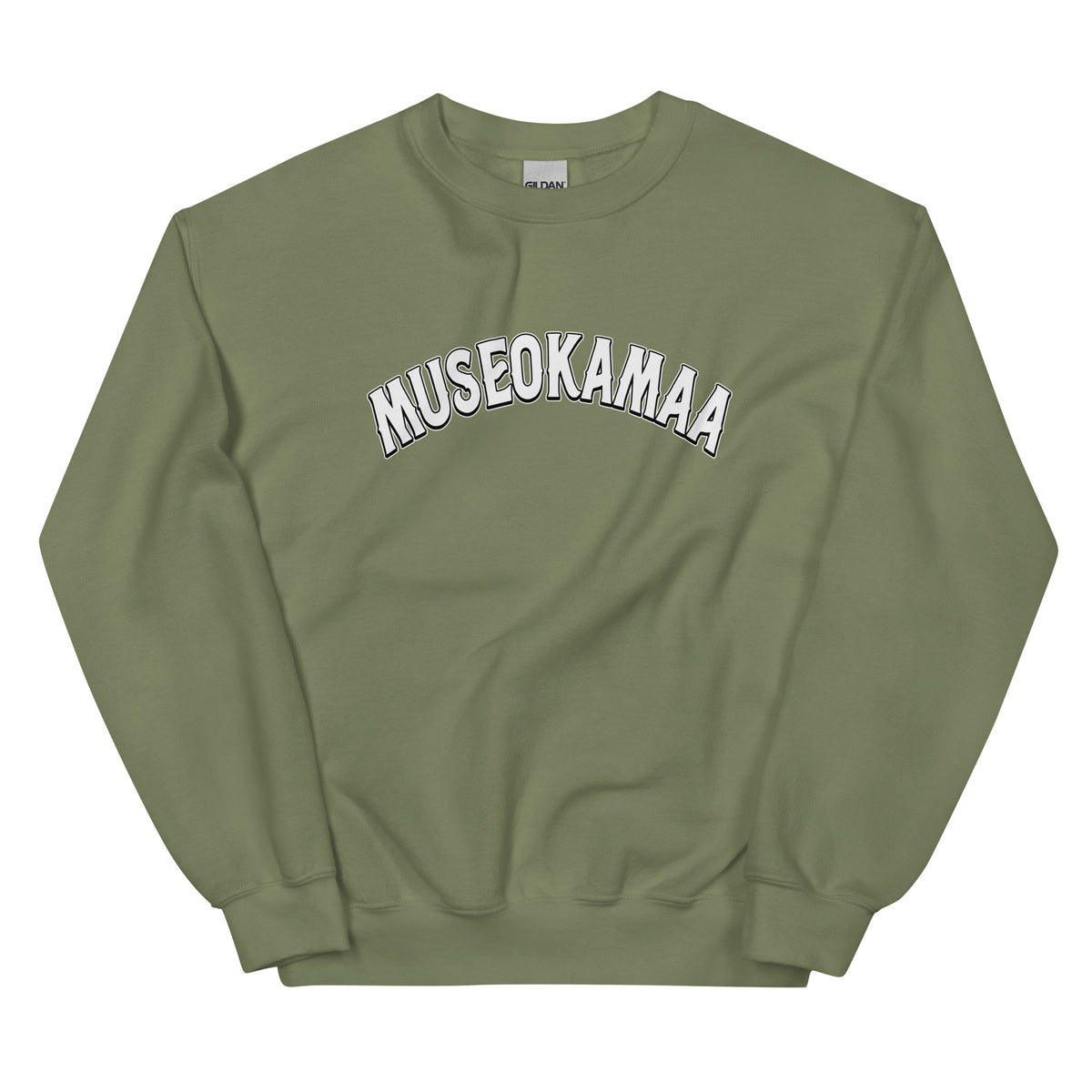 Museokamaa collegepaita oliivinvihreänä, jossa näyttävä teksti edessä