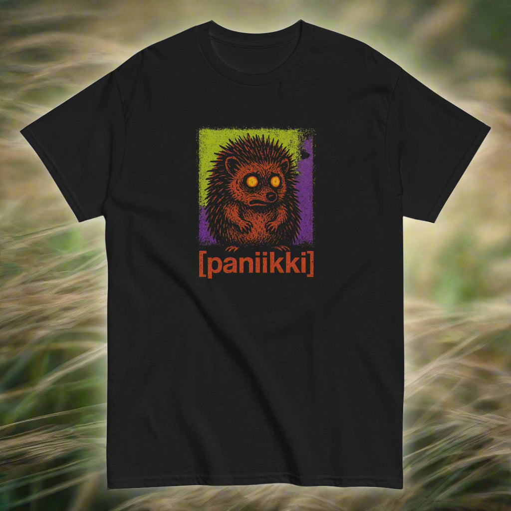 Musta paniikki t-paita, jossa värikäs siili-kuva ja teksti '[paniikki]' edessä