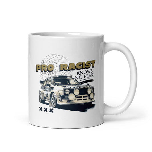 Ralliaiheinen muki jossa pro racisti tiimin auto ja teksti tietää ei pelkoa