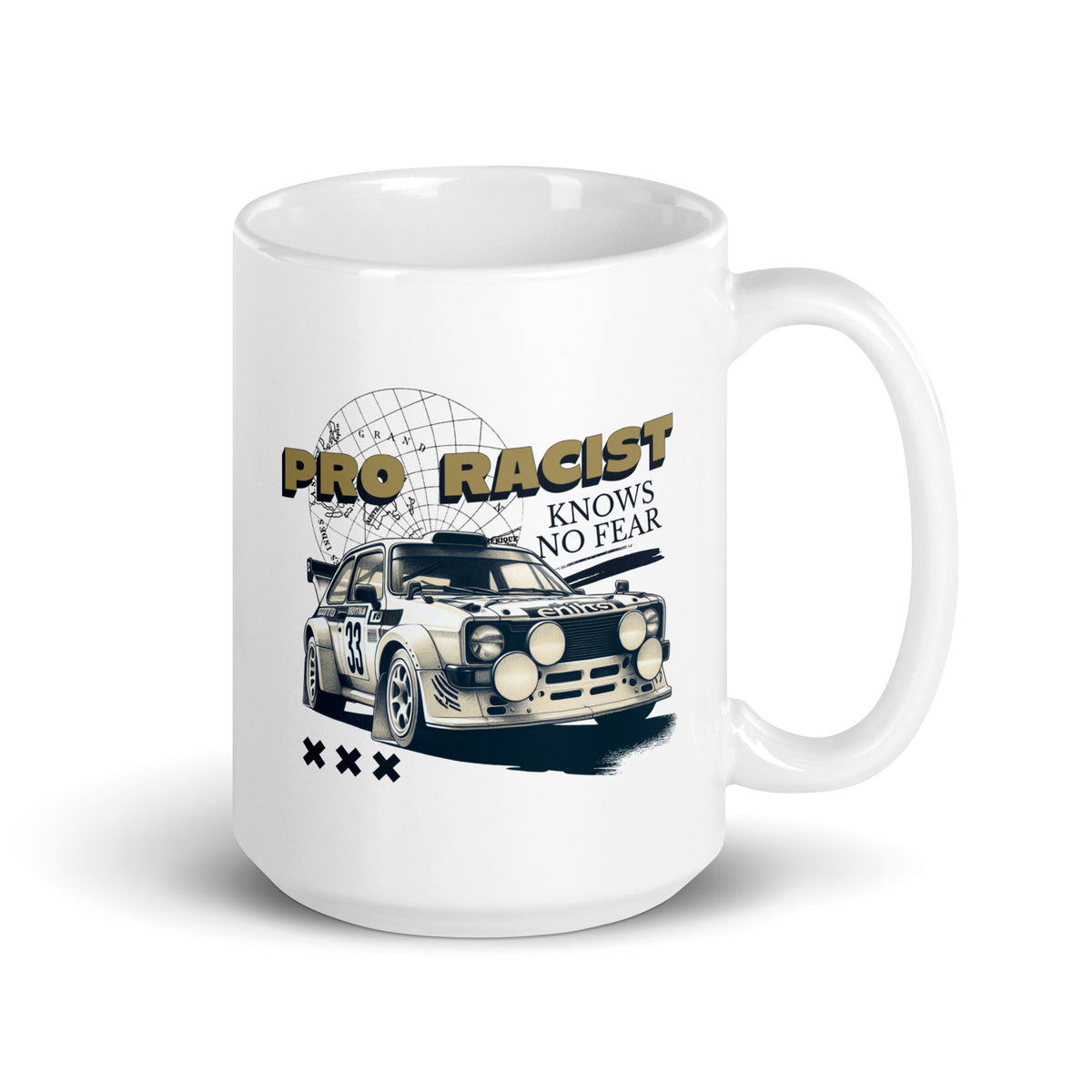 Ralliaiheinen muki Meemirotta designilla, jossa on moottoriurheiluaiheinen auto