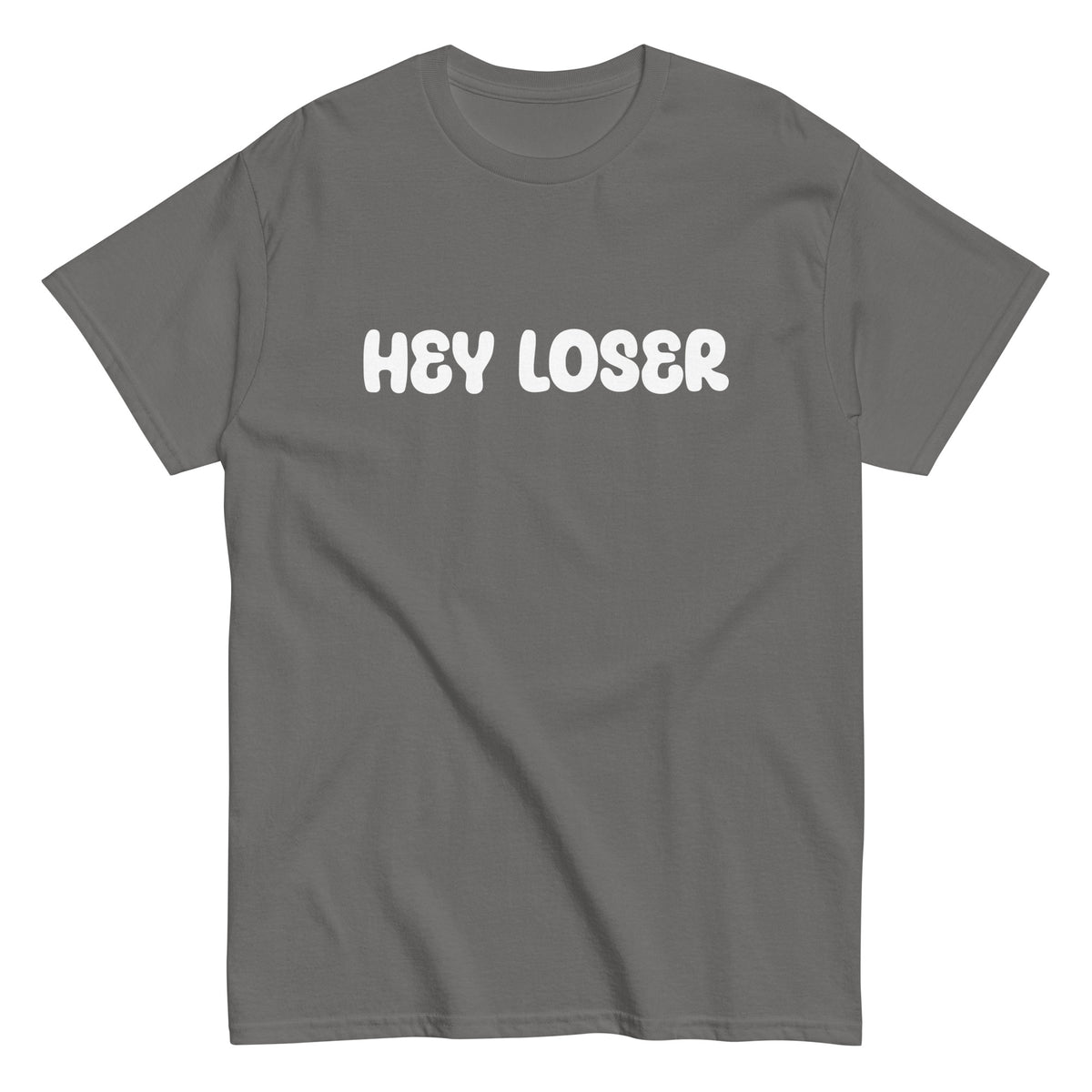 Meemirotta t-paita harmaalla pohjalla, jossa valkoinen teksti 'HEY LOSER'