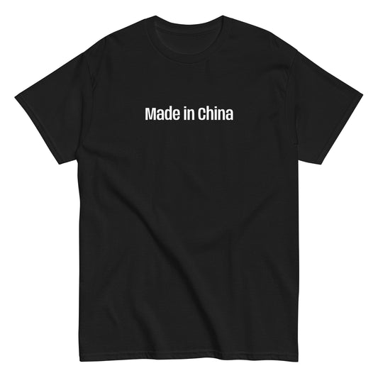 Mustat Meemirotta tekstipaita, jossa on valkoinen 'Made in China' -teksti edessä
