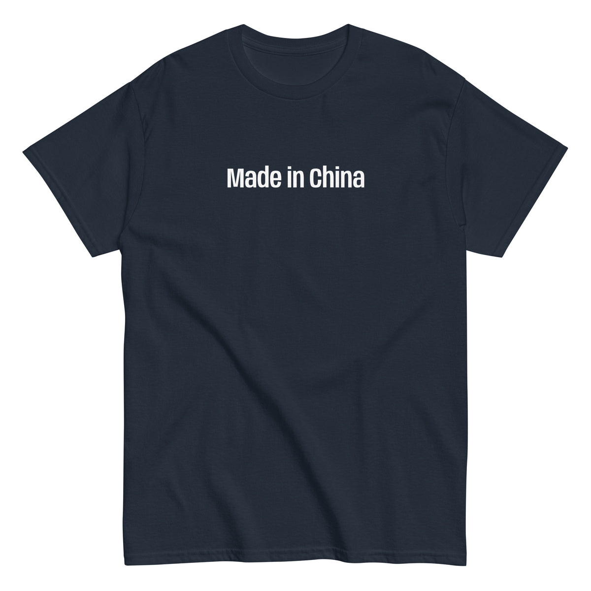 Tummansininen Tekstipaita, jossa on valkoinen 'Made in China' -teksti edessä
