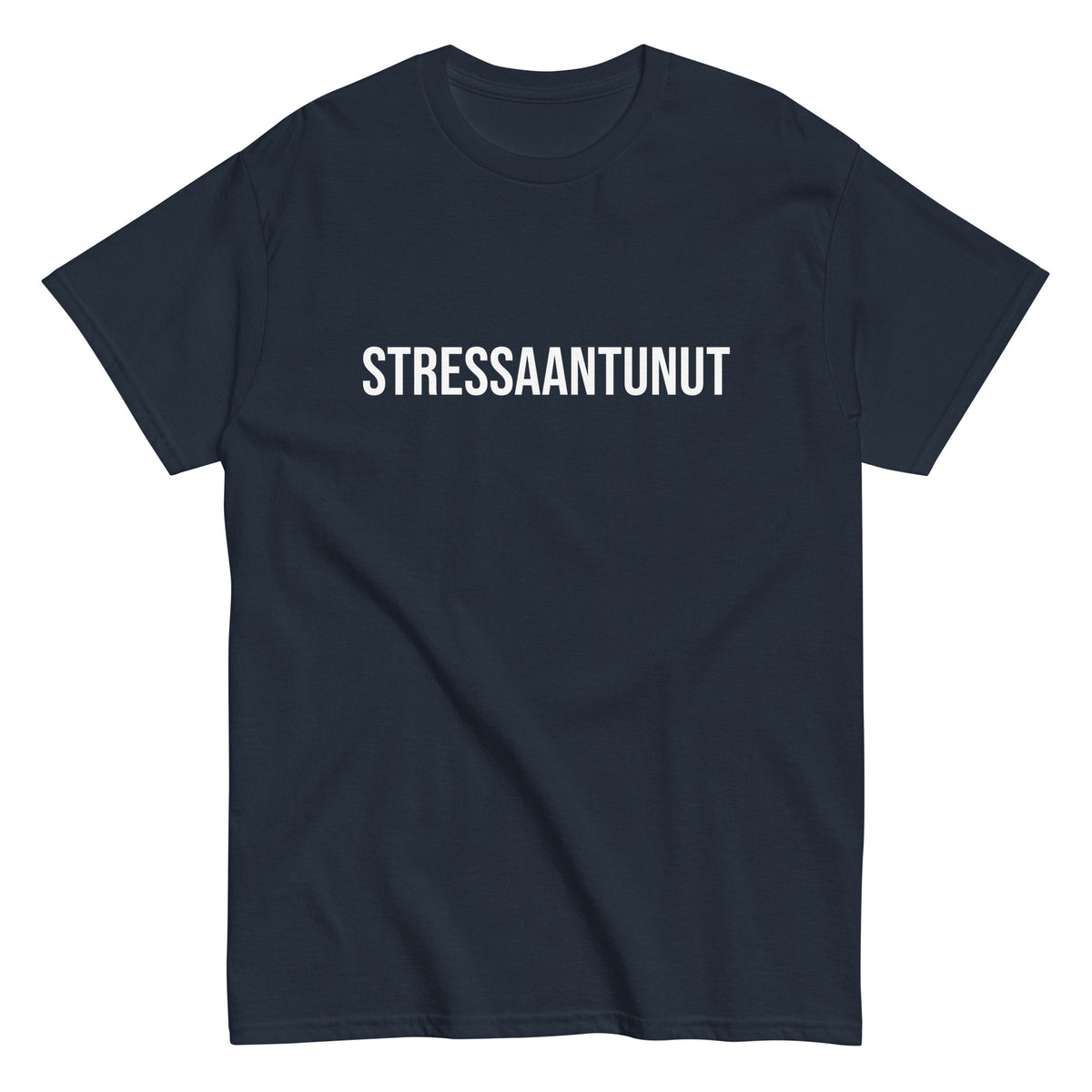 Tässä hauskat payattien joukossa erottuvan Meemirottan "Stressantunut T-Paita" rinnassa on sana "STRESSAANTUNUT" silmiinpistävän valkoisin kirjaimin. Se on ihanteellinen niille, jotka arvostavat meemivaatteita, joissa huumori ja tyyli yhdistyvät saumattomasti.