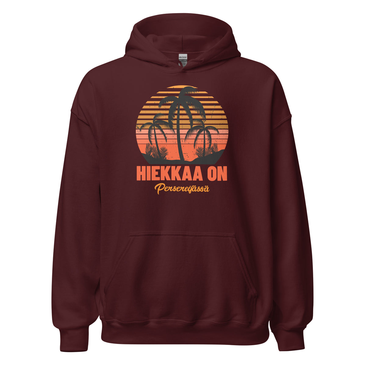 Laivastonsininen huppari, jossa on oranssi auringonlaskukuvio, jossa on palmuja. Kuvan alla teksti "HIEKKAA ON Persereiässä" valkoisella ja keltaisella fontilla. Täydellinen niille, jotka rakastavat meemivaatteita tai tarvitsevat ainutlaatuisen lahjaidean. Hupparin nimi on Meemirotta "Hiekkaa On Huppari".