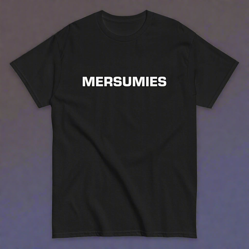 Meemirotta unisex t-paita mustalla pohjalla valkoisella tekstillä MERSUMIES