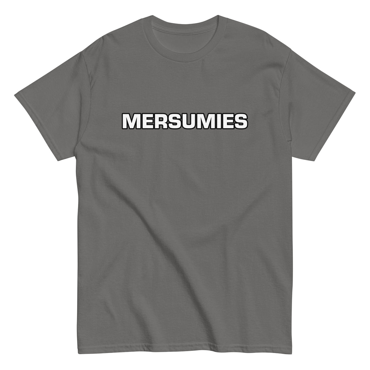 Meemirotta unisex t-paita harmaalla taustalla, jossa on valkoinen MERSUMIES-teksti edessä