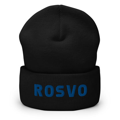 Hymyilevä partainen mies käyttää Meemirottan harmaata Rosvo Pipo -pipoa, jossa on sinisillä kirjaimilla "ROSV", joka on ihanteellinen ainutlaatuisia lahjaideavaihtoehtoja etsiville. Hänellä on myös valkoinen collegepaita ja hän seisoo valkoista tiiliseinää vasten.