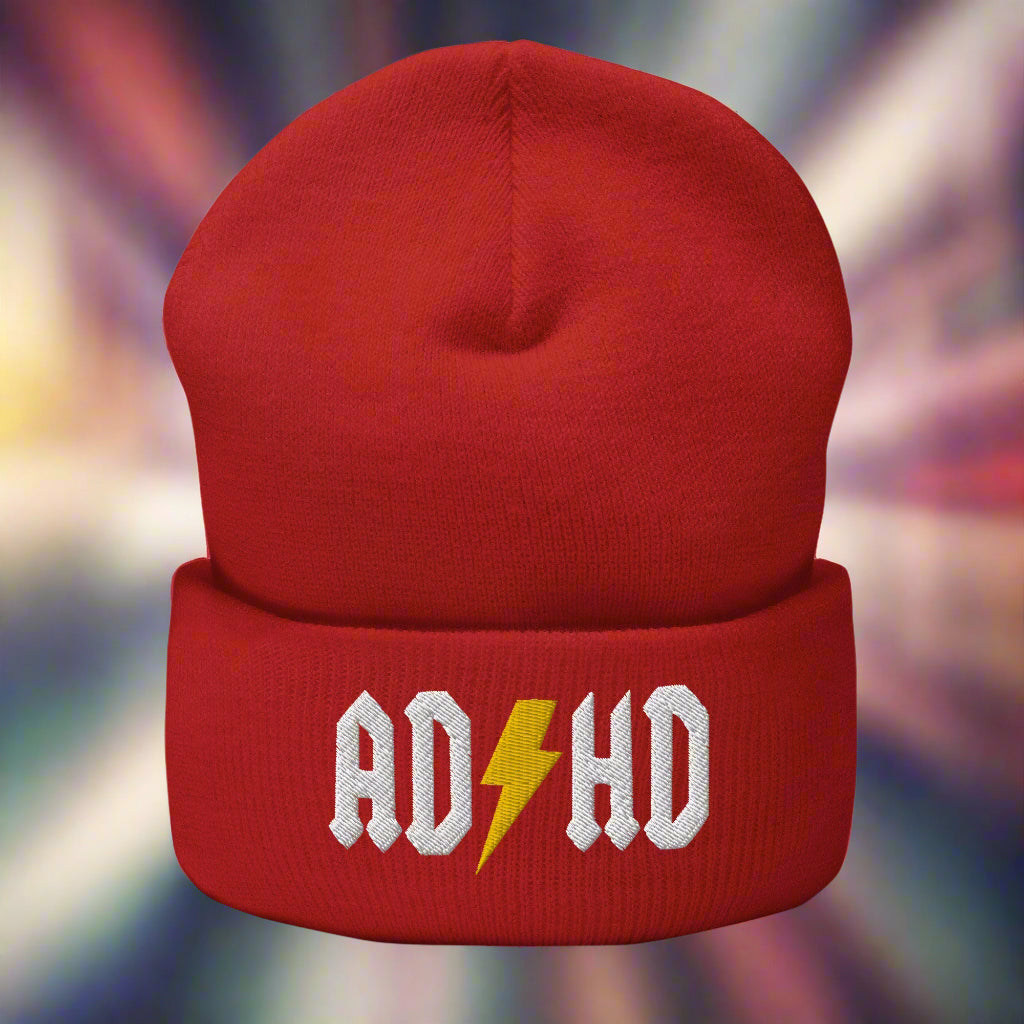 Meemirottan "ADHD Pipo" on punainen pipo, jossa on keltainen salama ja kirjaimet "ADHD" kirjaimilla valkoisina edessä. Sen suosittua bändilogoa muistuttava muotoilu sopii täydellisesti hauskat payatin tunnelmaan.