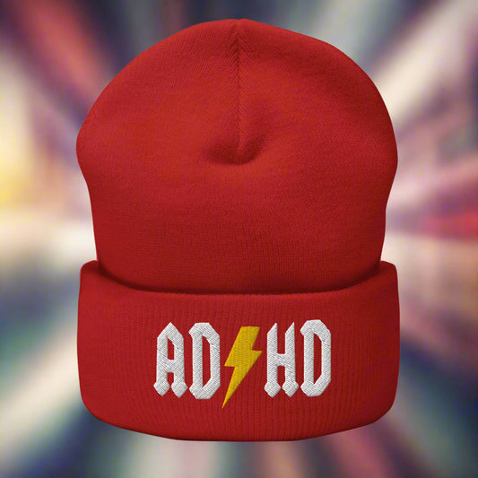 Meemirottan "ADHD Pipo" on punainen pipo, jossa on keltainen salama ja kirjaimet "ADHD" kirjaimilla valkoisina edessä. Sen suosittua bändilogoa muistuttava muotoilu sopii täydellisesti hauskat payatin tunnelmaan.