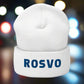 Hymyilevä partainen mies käyttää Meemirottan harmaata Rosvo Pipo -pipoa, jossa on sinisillä kirjaimilla "ROSV", joka on ihanteellinen ainutlaatuisia lahjaideavaihtoehtoja etsiville. Hänellä on myös valkoinen collegepaita ja hän seisoo valkoista tiiliseinää vasten.