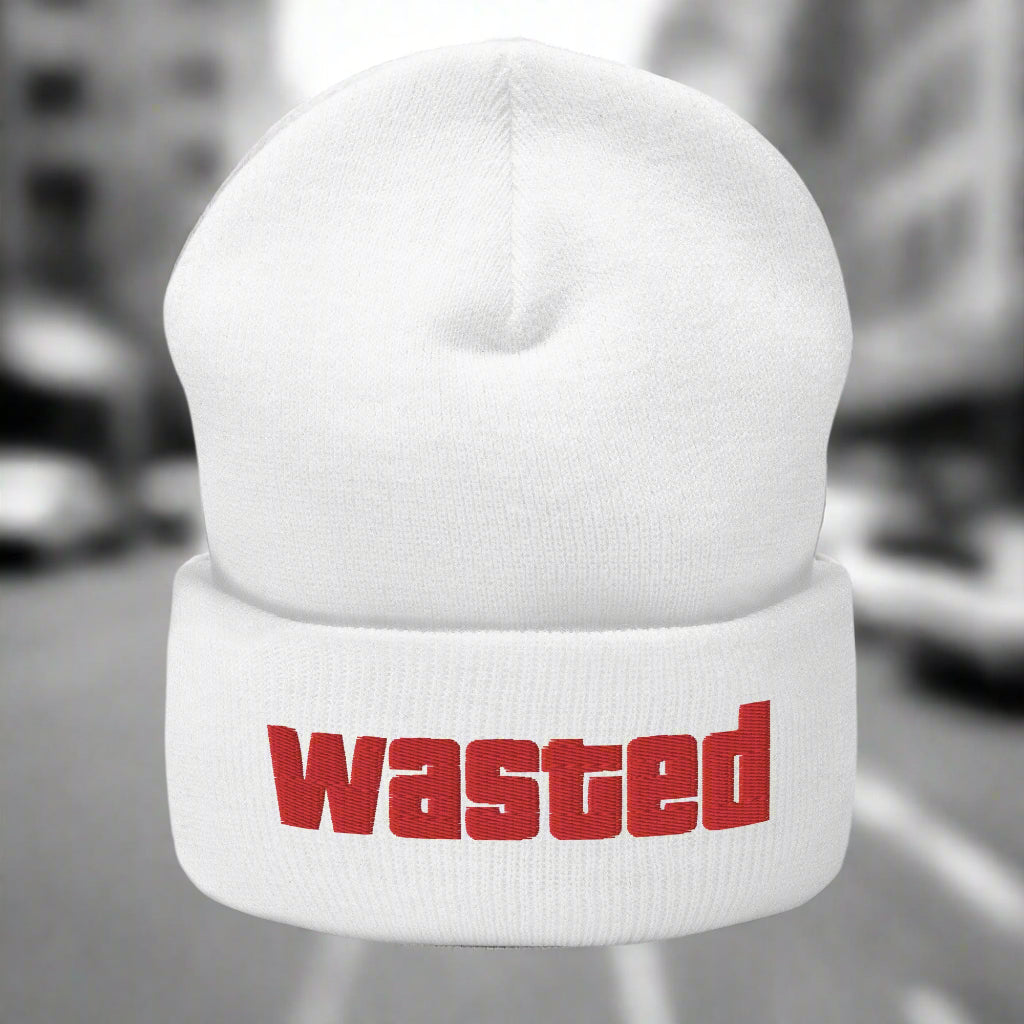 The Wasted Pipo by Meemirotta on valkoinen neulottu pipo, jonka edessä on lihavoitu punaisella kirjaimilla sana "wasted", joka vangitsee hauskat vaatteet -henkeä.