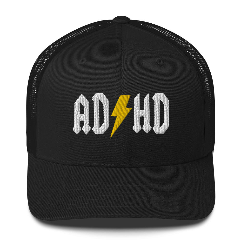 Meemirottan ADHD Lippis on punainen pesäpallolippis, jossa on mesh-takaosa, jonka edessä on teksti "ADHD". Kirjaimet ovat valkoisia, ja keltainen salama korvaa "H"-kirjaimen, joten se on yksi niistä hauskoista maksuista, jotka sopivat leikkisään tyyliin.