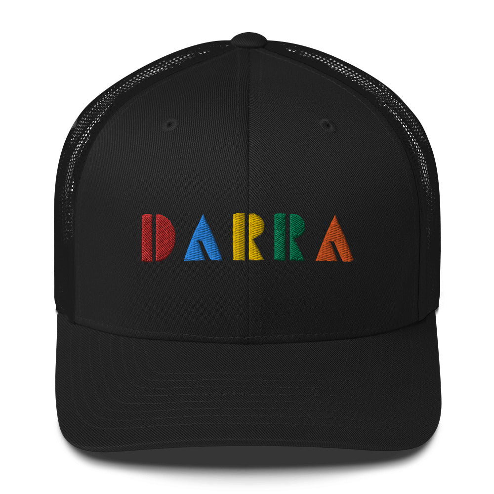 Kuvassa näkyy Meemirottan valkoisen verkkokankaan Darra Lippis -kuorma-lakkin takaa. Se korostaa kaarevan kupolin muotoa, hengittävää verkkomateriaalia ja säädettävää snapback-kiinnitystä, mikä tekee siitä täydellisen lahjaidean.