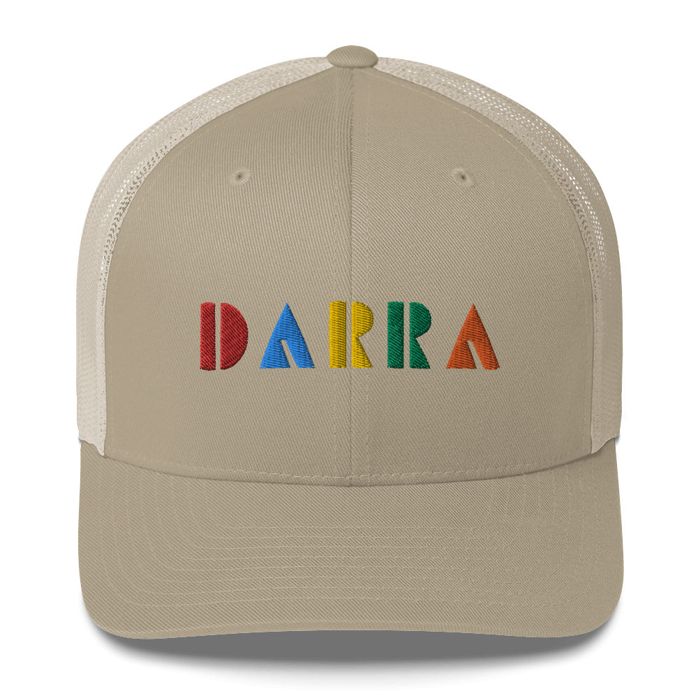 Kuvassa näkyy Meemirottan valkoisen verkkokankaan Darra Lippis -kuorma-lakkin takaa. Se korostaa kaarevan kupolin muotoa, hengittävää verkkomateriaalia ja säädettävää snapback-kiinnitystä, mikä tekee siitä täydellisen lahjaidean.