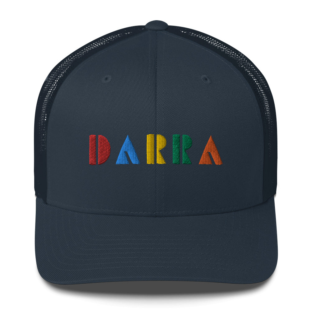 Kuvassa näkyy Meemirottan valkoisen verkkokankaan Darra Lippis -kuorma-lakkin takaa. Se korostaa kaarevan kupolin muotoa, hengittävää verkkomateriaalia ja säädettävää snapback-kiinnitystä, mikä tekee siitä täydellisen lahjaidean.