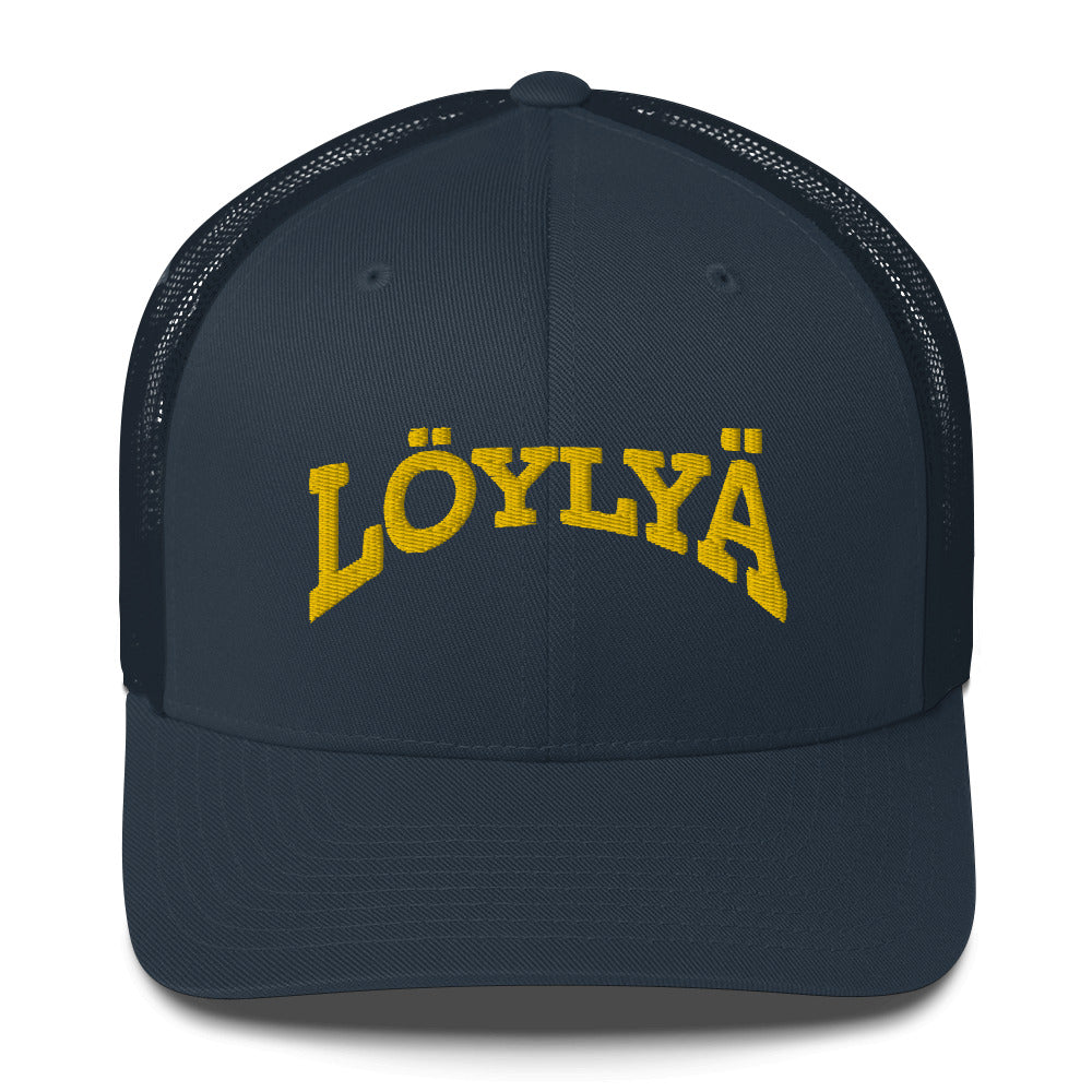 Takakuva Meemirottan Löylyä Lippiksestä, musta mesh-kuorma-autohattu, jossa säädettävä snapback-kiinnitys. Siinä on minimalistinen, logoton muotoilu, kaareva reuna ja musta nappi päällä – ihanteellinen lahjaidea hauskat vaatteista.