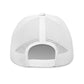 Kuvassa näkyy takaapäin Rosvo Lippis, Meemirottan valkoinen verkkotrukkihattu, jossa on säädettävä snapback-kiinnitys, joten se on ihanteellinen lahjaidea meemivaatteiden ystäville.