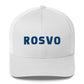 Kuvassa näkyy takaapäin Rosvo Lippis, Meemirottan valkoinen verkkotrukkihattu, jossa on säädettävä snapback-kiinnitys, joten se on ihanteellinen lahjaidea meemivaatteiden ystäville.