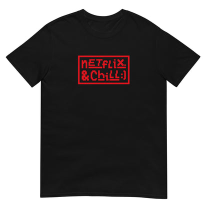 Tuotekuvaus: Meemirottan Netflix & Chill T-Paita on Valkoinen tee, jota koristaa punainen pikselöity kuvio, jonka keskellä on teksti "Netflix & Chill" suorakaiteen muotoisessa laatikossa. Ihanteellinen hauskat payatin ystäville.