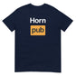Meemirottan Hornpub T-Paita on laivastonsininen t-paita, jossa on valkoisena sana "Horn" ja oranssin suorakulmion sisällä "pub", joka on muotoiltu tunnetun aikuisten nettisivun logoksi. Se on ihanteellinen meemivaatteet tai siisti lahjaidea niille, jotka pitävät hauskat vaatteet kierteellä.