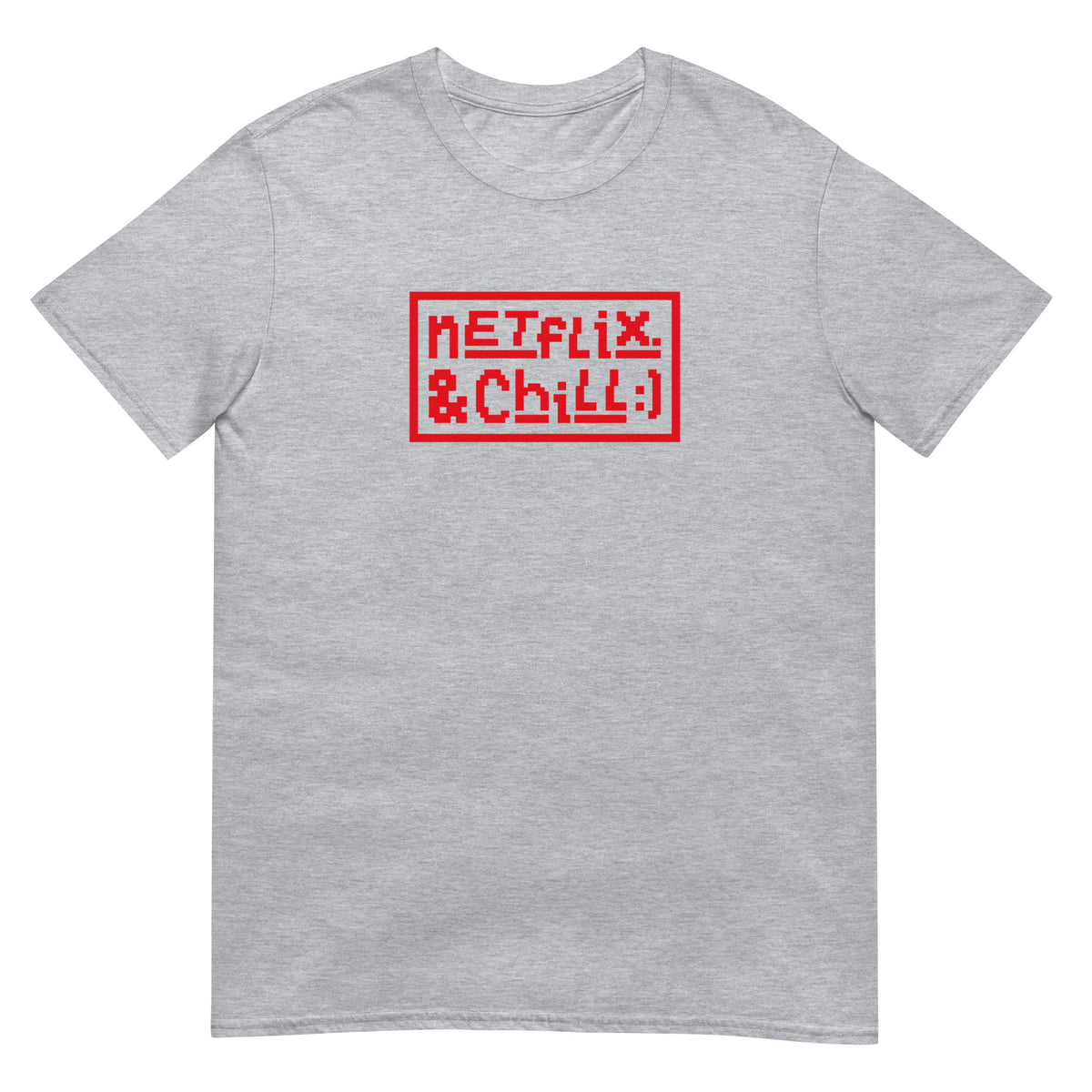 Tuotekuvaus: Meemirottan Netflix & Chill T-Paita on Valkoinen tee, jota koristaa punainen pikselöity kuvio, jonka keskellä on teksti "Netflix & Chill" suorakaiteen muotoisessa laatikossa. Ihanteellinen hauskat payatin ystäville.