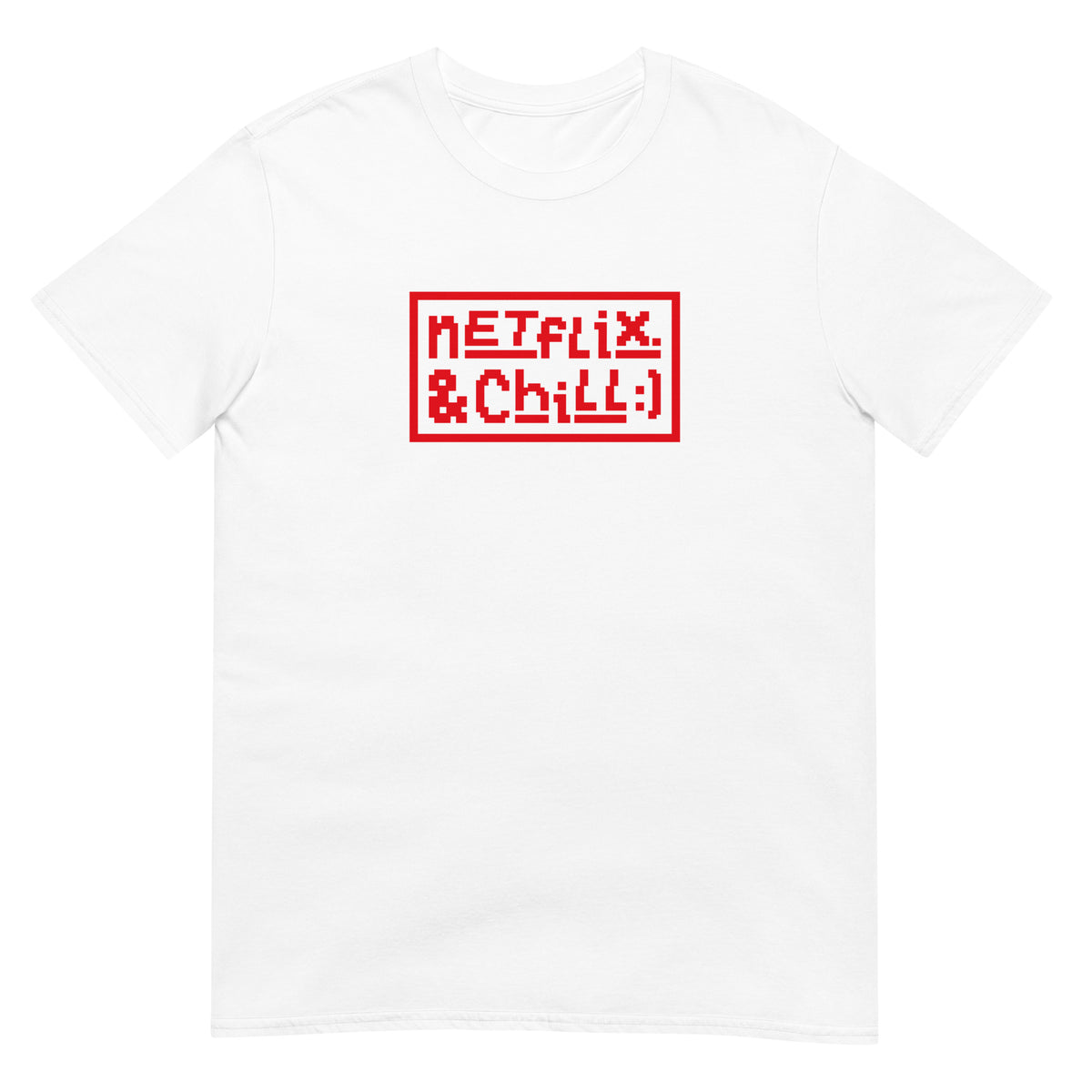 Tuotekuvaus: Meemirottan Netflix & Chill T-Paita on Valkoinen tee, jota koristaa punainen pikselöity kuvio, jonka keskellä on teksti "Netflix & Chill" suorakaiteen muotoisessa laatikossa. Ihanteellinen hauskat payatin ystäville.