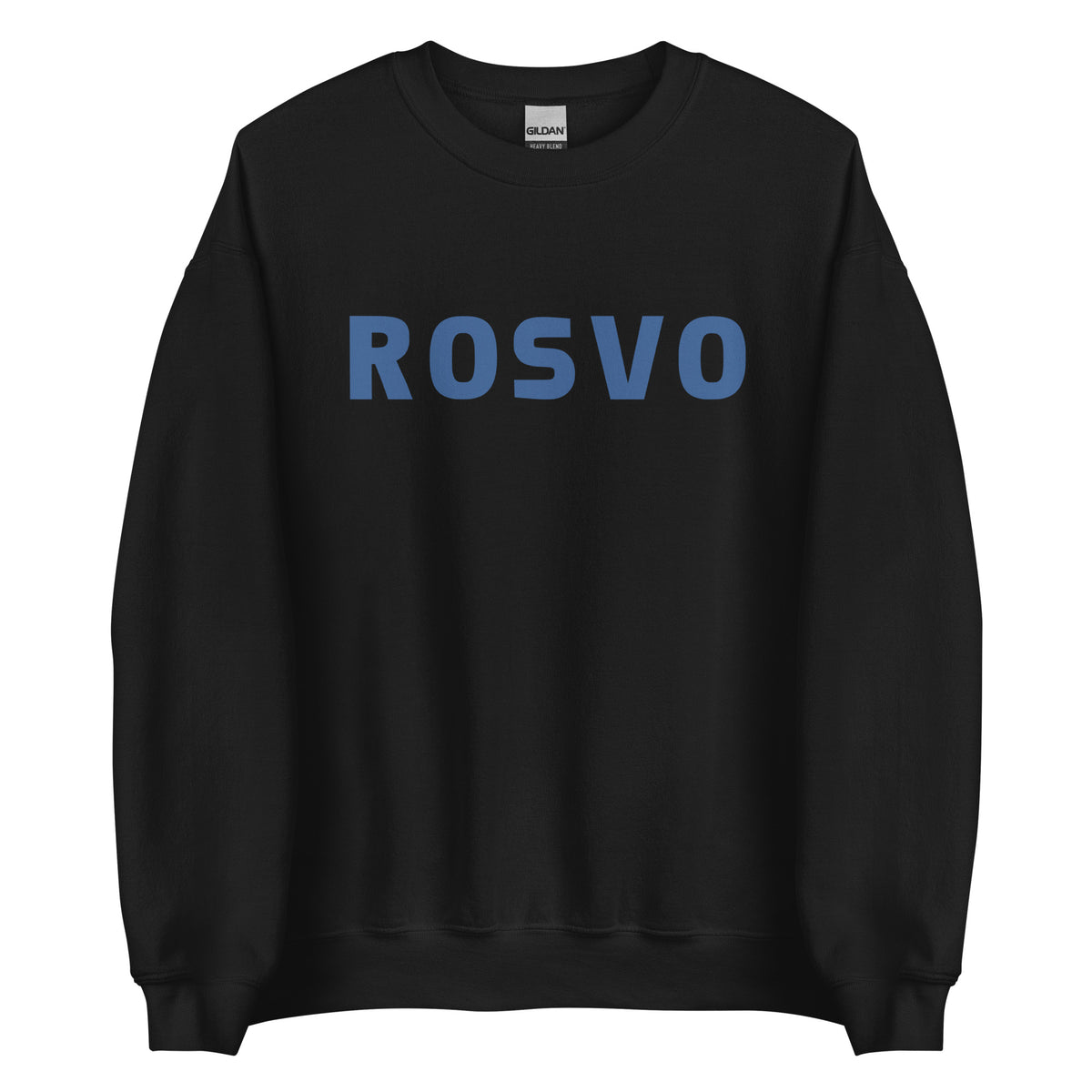 Yksinkertaista valkoista taustaa vasten seisoo henkilö, jolla on yllään Meemirottan musta "Rosvo College" collegepaita, jonka etupuolelle on painettu "ROVO" isoilla sinisillä kirjaimilla. Heidän pitkät hiuksensa on sidottu taakse, ja tämä leikkisä vaate lisää vaivattomasti ripaus huumoria heidän tyyliinsä.