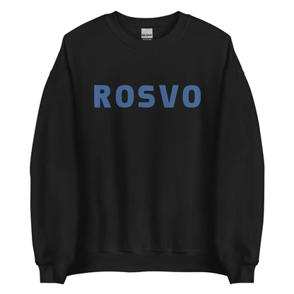 Yksinkertaista valkoista taustaa vasten seisoo henkilö, jolla on yllään Meemirottan musta "Rosvo College" collegepaita, jonka etupuolelle on painettu "ROVO" isoilla sinisillä kirjaimilla. Heidän pitkät hiuksensa on sidottu taakse, ja tämä leikkisä vaate lisää vaivattomasti ripaus huumoria heidän tyyliinsä.