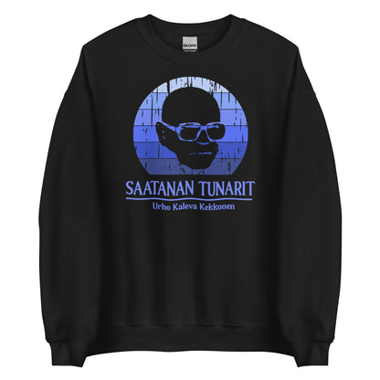 Esittelyssä Meemirottan Saatanan Tunarit College collegepaita, mustan värinen design, jossa on sininen grafiikka silmälaseja käyttävästä henkilöstä. Kuvan alla teksti "SAATANAN TUNARIT" ja "Urho Kaleva Kekkonen". Ihanteellinen meemivaatteiden ystäville tai kaikille, jotka etsivät omaleimaista lahjaideaa.