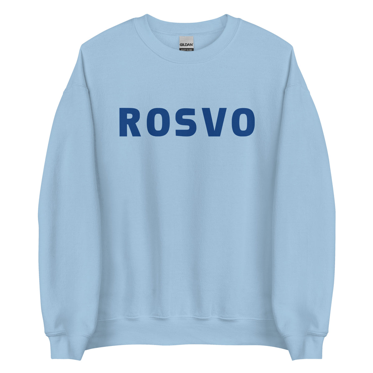 Yksinkertaista valkoista taustaa vasten seisoo henkilö, jolla on yllään Meemirottan musta "Rosvo College" collegepaita, jonka etupuolelle on painettu "ROVO" isoilla sinisillä kirjaimilla. Heidän pitkät hiuksensa on sidottu taakse, ja tämä leikkisä vaate lisää vaivattomasti ripaus huumoria heidän tyyliinsä.