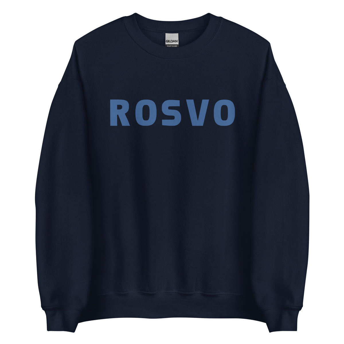 Yksinkertaista valkoista taustaa vasten seisoo henkilö, jolla on yllään Meemirottan musta "Rosvo College" collegepaita, jonka etupuolelle on painettu "ROVO" isoilla sinisillä kirjaimilla. Heidän pitkät hiuksensa on sidottu taakse, ja tämä leikkisä vaate lisää vaivattomasti ripaus huumoria heidän tyyliinsä.