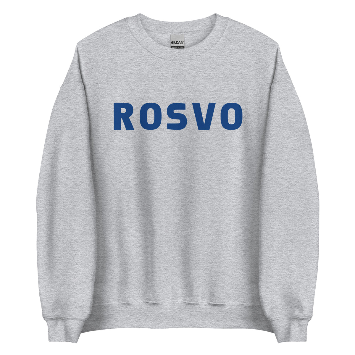 Yksinkertaista valkoista taustaa vasten seisoo henkilö, jolla on yllään Meemirottan musta "Rosvo College" collegepaita, jonka etupuolelle on painettu "ROVO" isoilla sinisillä kirjaimilla. Heidän pitkät hiuksensa on sidottu taakse, ja tämä leikkisä vaate lisää vaivattomasti ripaus huumoria heidän tyyliinsä.