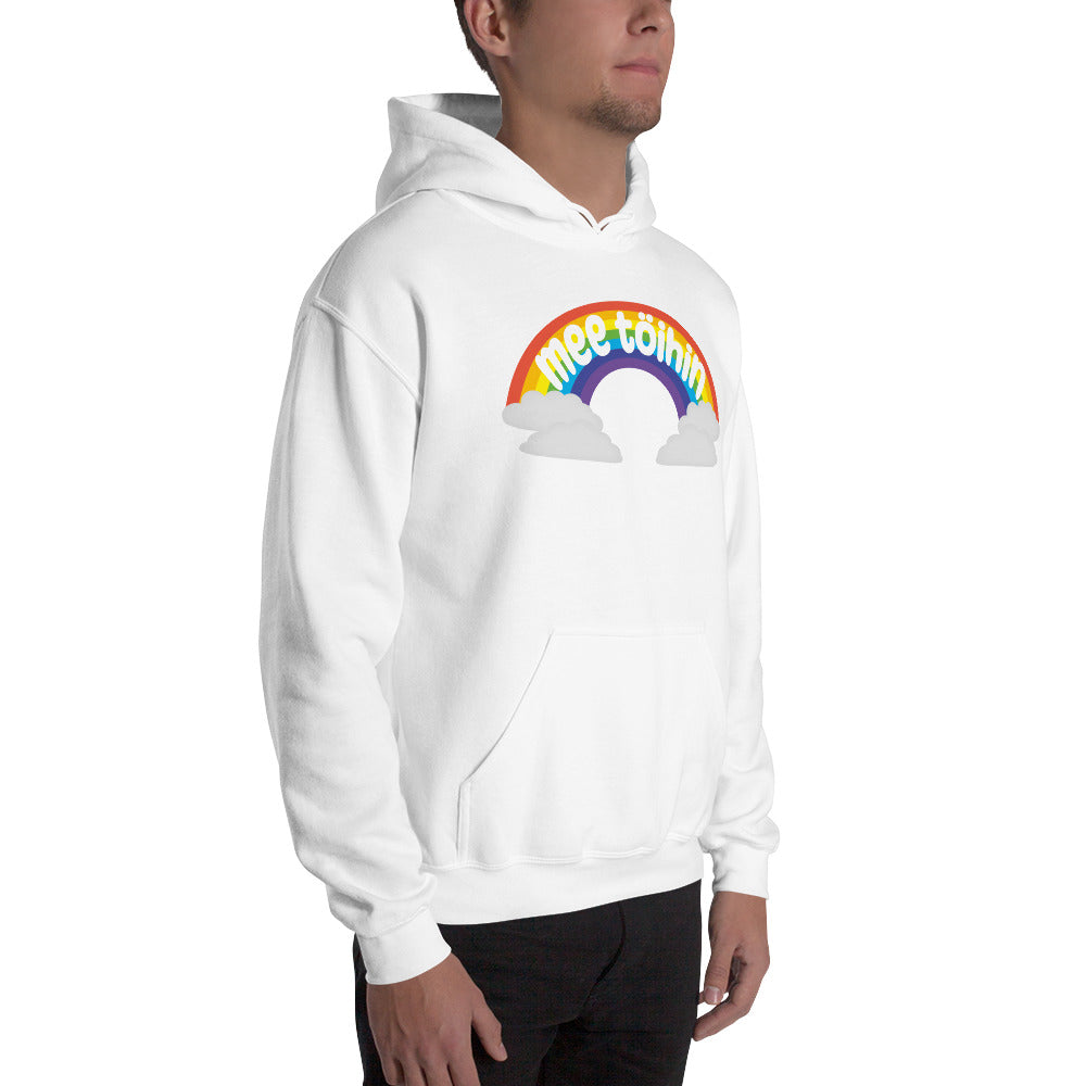Meemirottan Rainbow Mee Töihin Huppari -niminen punaruskea huppari, jossa on värikäs sateenkaari kahdella pilvellä ja "mee töihin" leikkisällä kirjasimella rinnassa, täydellinen niille, jotka rakastavat hauskoja vaatteita.