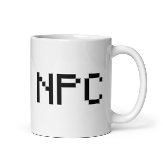 Meemirottan NPC Muki on valkoinen muki, jonka kylkeen on painettu lihavoitu, pikselöity mustia kirjaimia teksti "NPC", joka muistuttaa hauskat payatissa nähtyjä malleja. Muki näkyy valkoista taustaa vasten.
